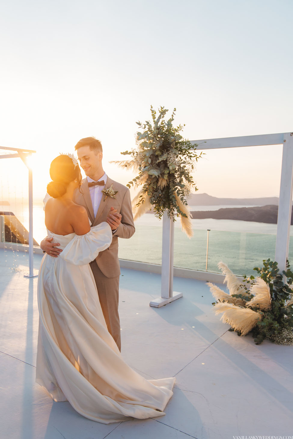 pampas-el-viento-santorini-elopement-wedding-intimate-ceremony-reception